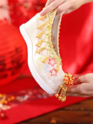 古风弓鞋带仙气 春季婚鞋显腿长 ✨ #秀禾鞋 #中式嫁衣 #婚鞋 #不累脚 #凤冠霞帔