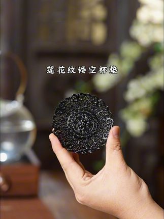 精致茶时光,隔热防烫的秘密武器! 茶席上的东方诗意✨ 墨色如漆,花纹似缕,精细镂空间藏着古典韵味。搁置茶杯时,不仅是实用托具,更添仪式感,让每一次斟茶,都成与传统美学对话的契机,在茶香袅袅里,品味东方雅致茶生活🍵#杯垫 #茶桌茶台 #茶人茶事茶生活