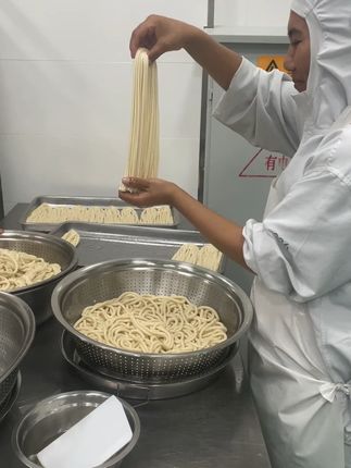 新疆手工拉面,奇台面粉新鲜到家! 今天又做了两锅面,吃起来就是家里的味道!#秋天的乡村生活别有一番风味#深夜的快乐是夜宵给的#探店上海夜宵天花板#夏日摆摊烟火气十足#滋滋冒油的烤牛肠有多好吃