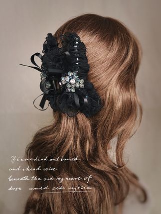 黑色蕾丝水晶抓夹,优雅气质,轻松盘发显发量! 这个冬天一定要试试这款发夹!它能让你的发型更有层次感、更立体! #早秋穿搭 #抓夹 #显气质 #扁头女孩救星发型 #大号抓夹