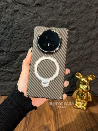 荣耀magicv5磁吸支架变形术!凯夫拉素皮轻薄如原机,中 荣耀magicv5磁吸支架变形术!凯夫拉素皮轻薄如原机,中轴钛合金防撞梁,支架承重1kg稳如磐石,通勤党的生产力神器。#折叠屏黑科技  #荣耀magicv5手机壳