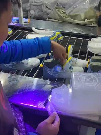 穿上这双轻便板鞋,走路就像踩着云朵!