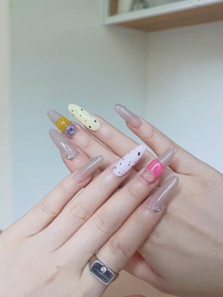 黄粉波点美甲贴片,轻松变身时尚达人! 秋冬必备!高级感十足的波点黄粉色系甲片来咯~快来看看吧~#美甲#穿戴甲#显白美甲#高级感美甲#是时候晒出我的秋日新美甲了