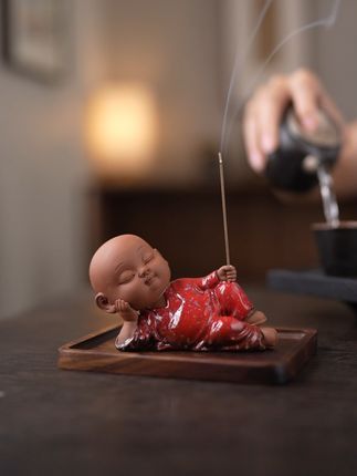 禅意小香炉,家中添一份宁静! 一隅静心处,小僧侧卧,自在安然。线香袅袅,如思绪升腾,终归于无。在茶香与檀香交织的时空里,偷得浮生半日闲。#好物推荐🔥 #茶生活 #禅意生活 #家居摆件 #香炉