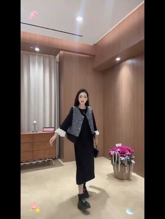 穿上这套马甲长裙,轻松减龄又洋气,不满意还能免费退! 姐妹们!秋冬季节必备的小香风套装来啦!!!还有运费险哦~喜欢就赶紧冲吧~#秋季穿搭#早秋穿搭#韩系穿搭#减龄穿搭#被秋日氛围感穿搭拿捏了