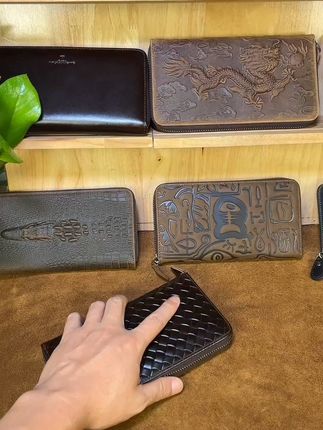 男士必备!大容量牛皮钱包,手拿包,手机包不满意可退哦! 男士们!想要一款高品质、高颜值的钱包?这款包包运费险让你放心购物!#雪花飘手势舞还得甜妹跳#更适合小个子的不露腿穿搭#夏日通勤休闲穿搭#夏日穿搭有这搭配公式就够了#生日战袍开箱
