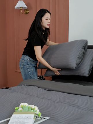 学生宿舍必备!纯棉四件套,免费退货无忧换新! 这个季节必备!这款被子真的太好用了,关键现在有运费险,买回去不喜欢还可以退哦~#用AI还原家的美貌#用cortis打开一平方新美学#家里普通一平方美学就不普通#当你的家开启女生模式#包好睡的秋季卧室好物