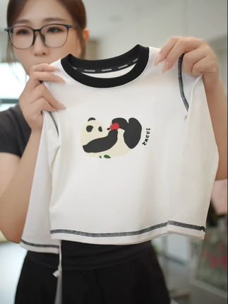 宝贝穿上卡通T恤,瞬间变成可爱辣妹! 秋冬季节孩子怕冷?这款加绒T恤保暖又好看!#女童穿搭#潮童穿搭#纯棉t恤#秋季上新#初秋打底衫怎么搭