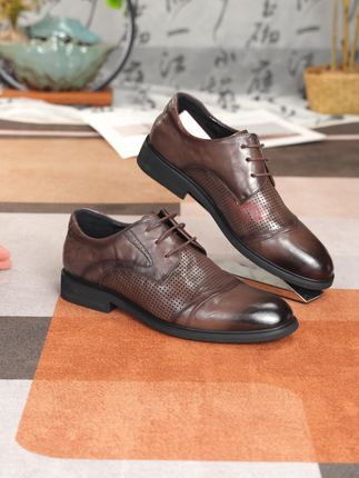 这商务休闲皮鞋太懂夏天了,透气设计让脚在闷热天也清爽,正式场合穿它足够体面,平时穿着也很舒适,不管是上班还是周末出门,都能穿得自在又得体。 #红蜻蜓 #秀出我的夏日户外穿搭 #夏季新款 ZDK72