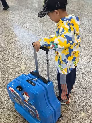 孩子出行轻松搞定,可坐可骑的行李箱太实用了! 孩子总爱到处乱跑?这款小箱子能当玩具还能当行李!#热门#行李箱#拉杆箱#学生行李箱推荐#行李箱推荐