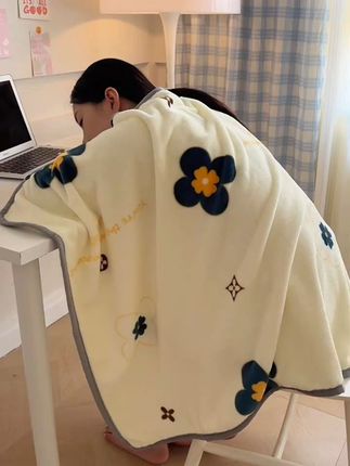 午睡神器!办公室也能享受温暖午休 冬天来了,给孩子准备一条这样的小毯子吧!孩子很喜欢哦~#好物推荐🔥#面料柔软舒适#居家好物#加厚保暖#毛毯