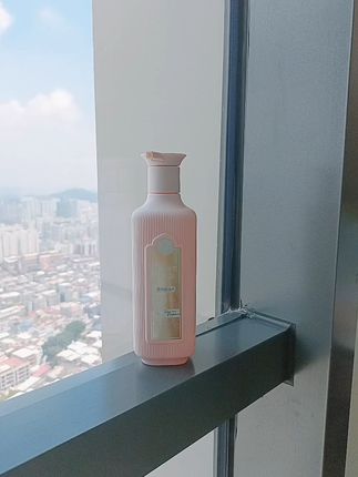 告别头皮痒痒,三生花精油洗发露来救急! 【三生花风中玫瑰沐浴露】邂逅风中玫瑰香氛,沐浴间尽享浪漫花期!持久留香,滋润焕亮,奢宠每一寸娇嫩肌~女神必备,限时优惠,唤醒你的少女心!