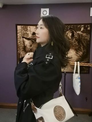 白色斜挎包,轻松搭配出街潮范! 这个包包太好看了吧!民族风格的设计感,搭配各种衣服都好看!#百搭包包#斜挎包#单肩斜挎包#女包#早秋穿搭三分钟出门不是梦