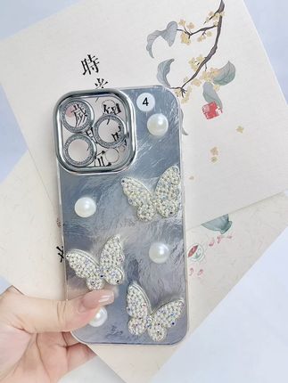 🌸手链+手机壳的神仙组合!种草推荐! 最近入手了这款冰川纹手机壳,立体珍珠蝴蝶设计太有高级感了 银色配色低调又不失精致 日常使用手感也很舒服#冰川纹手机壳 #珍珠蝴蝶立体手机壳 #手机壳推荐 #手机壳安利 #手机壳种草