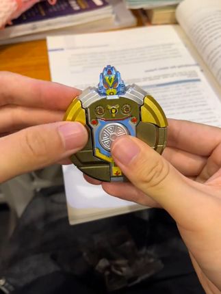 孩子专注力UP!指尖旋转解压神器来了 男生的赛博文玩!这变形陀螺,00后潮人包里必有!#解压玩具 #指尖陀螺 #变形机器 人#学生党 #上热门