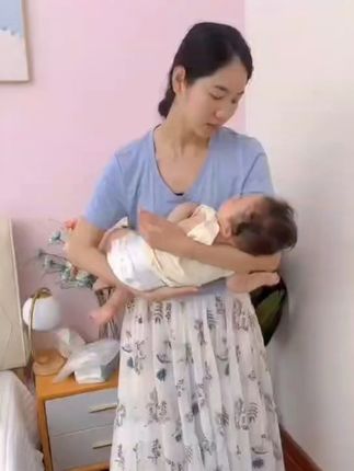 解放双手!轻松抱娃神器让妈妈不再累弯腰 2个月的娃17斤,抱一会就抱不动了还好准备了#抱娃神器 小月龄宝宝横抱,大宝宝竖抱,2种用法太实用了#母婴好物推荐 