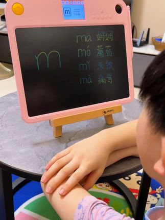 孩子在家也能上兴趣班!光梦学习机真人发音绘画全搞定 孩子学习的神器来啦,能画画,能写字,能学拼音,还能学英语自带画板的学习机来了! 孩子可以跟着边学边练,学习知识不再枯燥乏味!九大模块覆盖了幼儿园到小学毕业所有知识点,给孩子安排一个幼小衔接非常合适!#学习机 #育儿 #幼小衔接 #启蒙早教 #费曼学习法