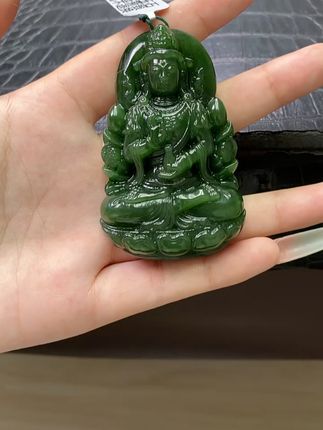 碧玉观音,大师手工,佩戴显气质! 俄罗斯原石上新啦!有喜欢这种颜色的朋友吗?快来挑选吧~#好物推荐🔥#和田玉#吊坠#项链#珠宝玉石