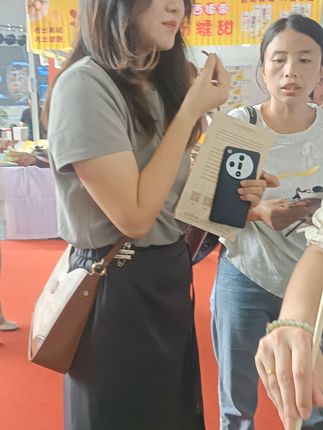 麻辣鲜香,夜宵新宠!试试这高蛋白小虫虫零食 美女代言,麻辣香鲜。