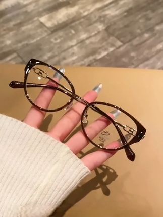 清冷茶色猫眼镜框,韩系设计超显白~ 线上可配近视度数,氛围感直接拉满!日常百搭,瞬间提升气质,你的专属时尚单品✨#猫眼眼镜 #韩系眼镜 #专业配镜 #学生党眼镜推荐 #时尚眼镜