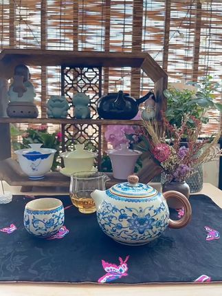 刚好收到用来喝个下午茶🍵。青花缠枝莲很耐看,汝窑的可以开片,断水利落,非常不错#茶壶 #汝窑 #茶具 #茶生活 #今天你喝茶了吗