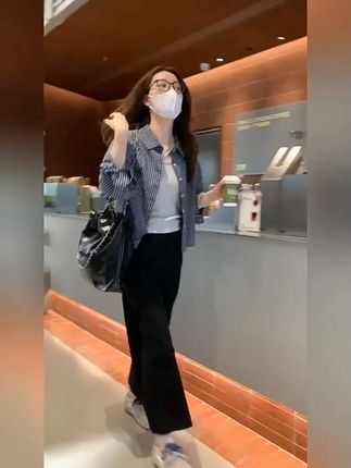 小个子女生必备!短款格子衬衫,轻松穿出港风范儿,包邮退 秋冬必备!这款格纹外套真的太好穿了!!!而且是包邮到家哦~还有运费险呢!就是说如果不喜欢还可以退掉哈!#小个子穿搭#秋季穿搭#早秋穿搭#百搭上衣#早秋穿搭三分钟出门不是梦