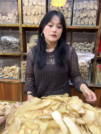 天麻煮汤,轻松缓解疲劳! 今天又是一个忙碌的一天!晚上回家吃一碗这个炖排骨汤,真舒服啊!#小草坝天麻 #炖汤好食材 #天麻之乡