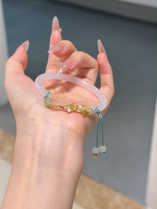 送给她的不仅是手镯,更是三生有杏的承诺!  #发布AI互动话题赢DOU+ #2025抖音创作者大会 #巅峰25S6一阶段视频激励 #舌尖上的抖音:丰收的味道在抖音 #抖音带你去看演唱会