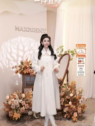 穿上这件大衣,轻松变身复古女神! 秋冬季节必备的大衣!面料柔软舒适,版型优雅大方。现在下单还有运费险哦~#保暖又好看#高级感穿搭#显瘦穿搭#羊毛大衣#来双11解锁秋冬本命穿搭