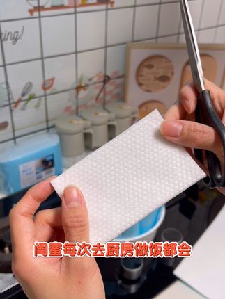 早高峰忙?月抛棉快铺 早高峰做早餐争分夺秒,免裁剪月抛棉拿就铺,强吸油防漏,一个月换次,做完直接出门。# 早高峰忙碌清 #油槽月抛快 #懒人术