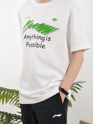 夏日必备!李宁新潮T恤,透气舒适,穿出时尚感! 男士们!这个季节一定要备一件这样的衣服!上身超棒!!!#恋夏穿搭梦回千禧年#夏日穿搭有这搭配公式就够了#围观红人神级出片现场#夏日中性风穿搭日记#夏日轻氧感穿搭给视觉降降温