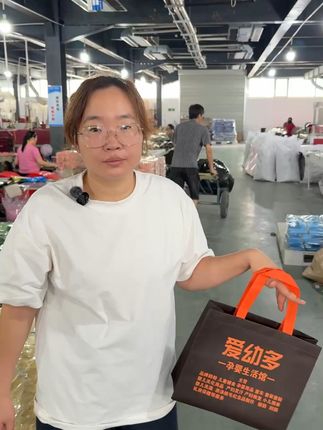 大容量环保手提袋,时尚又实用! 定制无纺布袋,来,看看咱家这品质杠杠的#无纺布厂家 #袋子 #包装袋厂家 #手提袋生产厂家 #好物种草 