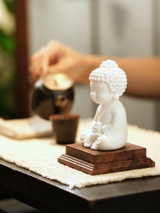 家居禅意升级,小如来摆件让客厅更静谧! 家里没合适摆件?试试这款寓意美好的陶瓷摆件!#好物推荐🔥#茶生活#东方美学#摆件#家居摆件