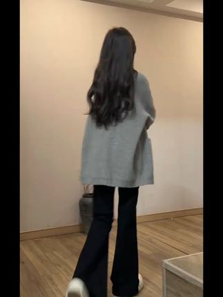 穿上这条高腰微喇牛仔裤,梨形身材也能显瘦又时尚! 秋冬穿啥裤子?这款微宽松、不贴腿又显瘦的牛仔裤别错过!#梨形身材 #小个子穿搭 #显瘦穿搭 #微喇牛仔裤 #小个子微胖穿搭 