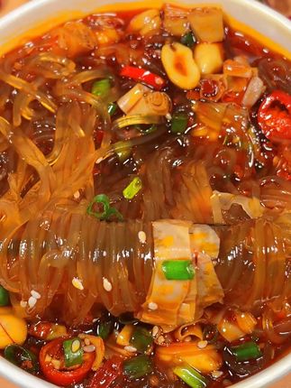 夜宵必备!程校长酸辣粉,正宗味道解馋又过瘾! 外出旅行怕吃不惯?带上程校长龙头酸辣粉准没错!免煮设计适配各种场景,酒店、民宿不用开火就能吃。非油炸红薯粉健康无负担,长途跋涉也能享受美味。料包分量超足,酸香浓郁、辣度适中,一口嗦粉解疲惫,旅途美食难题轻松解决!