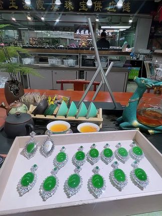 超大鸽子蛋吊坠,天然绿玉髓让你瞬间吸睛! 想买寓意美好的饰品却没合适选择?这款吊坠帮你解决!#珠宝首饰#项链#吊坠#首饰分享#北京时装周和珠宝超搭的
