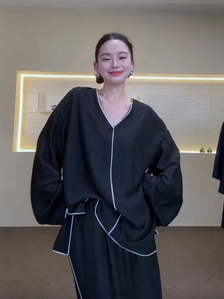 法式两件套,穿出慵懒风情,不满意可退哦! 姐妹们!这个季节一定要入一套这样的衣服!搭配起来超好看!关键现在还有运费险!不拍白看!#面料柔软舒适#高级感穿搭#套装#时尚套装#早秋姐感气质穿搭