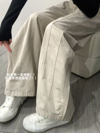 版型显腿直的米杏色工装裤! 肉眼可见的有垂感呀!!工装裤版型的牛仔裤,宽松遮肉,阔腿显瘦米杏色的颜色也很百搭,秋天穿这么穿太合适~#工装裤 #显高显瘦显腿长 #大码女装 #梨形身材穿搭 #秋季微胖穿搭测评