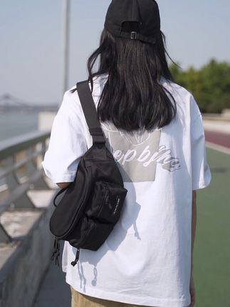 出街/骑行/通勤,这个胸包才是万能搭配神器! 是不是总觉得穿搭少了点味道?缺的就是这样一个痞帅风的灵魂单品!来看这款休闲骑行斜挎胸包,让你轻松拿捏街头感!#痞帅穿搭 #胸包 #斜挎包 #男生胸包 #骑行装备