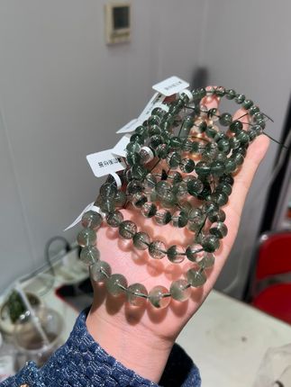 明星同款粉水晶手链,独特设计让你瞬间吸睛! 精致小巧的手链!戴起来真的很好看哦~喜欢的小仙女们快冲吧!!#首饰分享#水晶#天然水晶#手串#北京时装周和珠宝超搭的