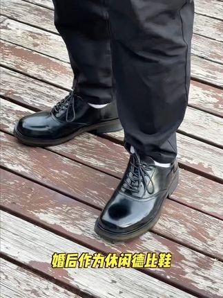 穿上这双皮鞋,新郎也能轻松驾驭! 男士婚鞋福利,还有运费险,喜欢就赶紧冲吧~#好鞋推荐 #软底软面穿上超舒服 #透气舒适 #男士皮鞋 #秋冬的第一双新鞋必须安排上