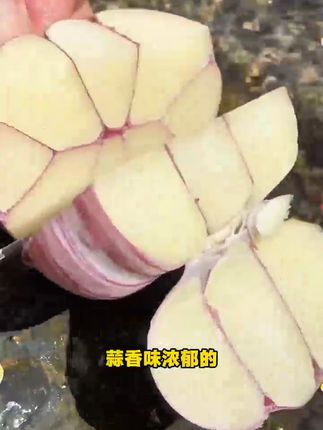 = 别再吃个头小,果实干瘪的大蒜了。来看看我家的大蒜,蒜米紧实饱满,蒜香味浓郁。这些啊,都是我们金乡本地种的大蒜,2025的新蒜。品质啊,是一等一的好#金乡大蒜 #大蒜批发 #产地直供 #紫皮大蒜 #干蒜
