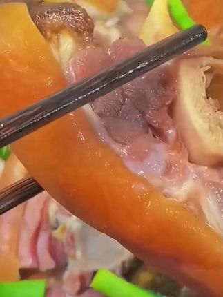 正宗柏树枝烟熏,这味道太勾魂了! 今天又做了好多好吃的东西给大家分享!有喜欢吃的吗?#腊猪脚 #腊猪脚农家烟熏猪脚 #腊猪脚的做法