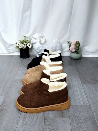 今年就特别流行这款鞋子, 清爽又百搭, 你穿几年都不带过时的, 现在买回去正好可以穿了 穿上洋气又百搭 时尚又减龄 #雪地靴 #保暖又好看 #加绒加厚