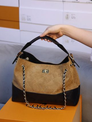 时尚通勤必备,这款拼色单肩包让你瞬间提升气质! 姐妹们!这个包包真的太好看了吧!!!不管是日常通勤还是约会都可以背~快冲啊~#包包推荐#包包#美包分享#女包#用琥珀流光风打开秋天