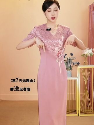 妈妈婚礼穿什么?这款轻奢礼服运费险保障,换新无忧! 上装采用精致蕾丝面料,细腻花纹宛如春日繁花,轻盈又浪漫,七分袖恰到好处修饰手臂线条,下裙挺括有型,流畅裁剪贴合身形,勾勒出曼妙身姿,腰间的精致钻饰点缀,如同在夜空中璀璨星辰,瞬间提升整体档次,高档大气尽显无论是儿子儿媳的婚宴,还是日常通勤,它都能完美适配,穿上它,优雅气质自然流露,大方得体又不失女人味,轻松成为人群焦点,散发独特魅力,魅力四溢挡不住!厂家直销。质量有保障,大家请放心购买。#喜婆婆喜妈妈婚宴装 #喜妈妈礼服 #高级感礼服裙推荐 #婚宴场合女装 #敬酒服