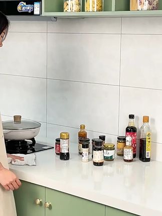 厨房太乱?这个免打孔调料架帮你搞定! 这个小物件真的太好用了!家里各种瓶瓶罐罐都能放上去,关键还包邮哦~还有运费险呢~可以放心下单啦!!