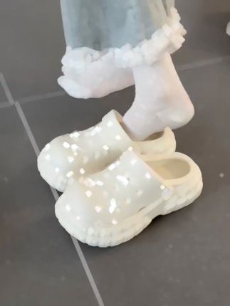 夏日出游就穿它!时尚铆钉洞洞鞋轻松百搭 姐妹们!这个季节一定要试试这种鞋子啊!!真的太好看了吧~关键还不贵哦~#夏季凉鞋#洞洞鞋#夏季新款#好穿又好搭#夏日穿搭小心机