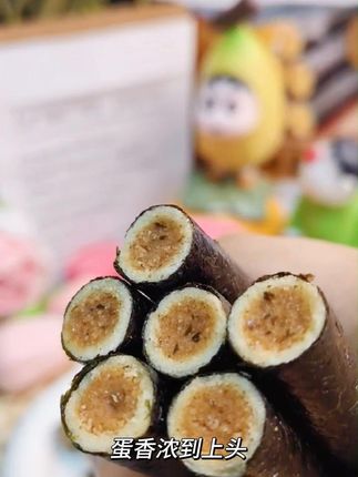 零食不够吃?这款肉松海苔卷让你停不下来! 这个零食真的太好吃了!酥脆又香甜,大人小孩都爱吃!#追剧小零食 #蛋卷 #零食推荐 #妈呀太香了 #肉松海苔卷