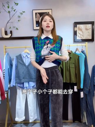 高腰显瘦!这款雪尼尔阔腿裤让你轻松穿出大长腿! 姐妹们!这个裤子真的太好穿了!!!随便搭配都好看!快冲啊~#显高显瘦显腿长#显瘦穿搭#秋冬穿搭#显瘦裤子#早秋穿搭三分钟出门不是梦